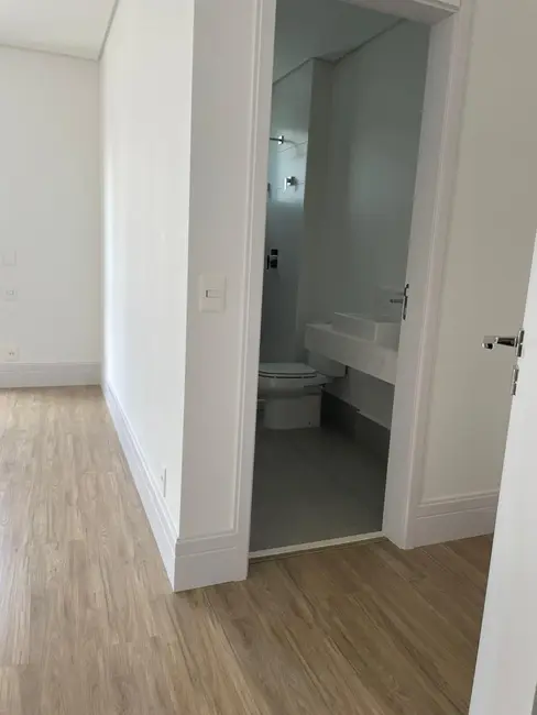 Apartamento com 3 quartos à venda, 323m2 em Londrina - PR - imagem 9 Foto 9 de Apartamento com 3 quartos à venda, 323m2 em Londrina - PR