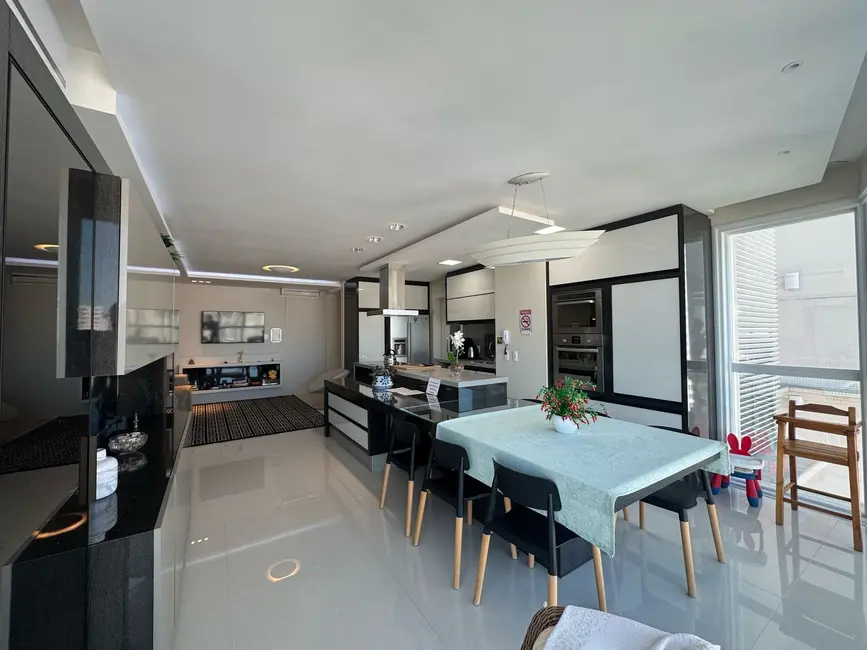 Apartamento com 2 quartos à venda e para alugar, 114m2 em Centro, Balneario Camboriu - SC - imagem 4 Foto 4 de Apartamento com 2 quartos à venda e para alugar, 114m2 em Centro, Balneario Camboriu - SC