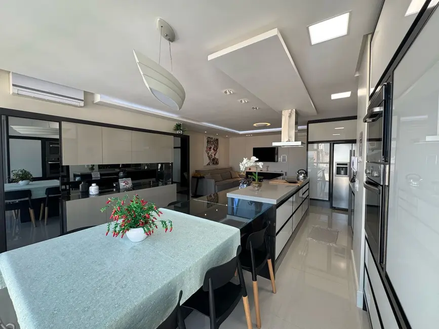 Apartamento com 2 quartos à venda e para alugar, 114m2 em Centro, Balneario Camboriu - SC - imagem 3 Foto 3 de Apartamento com 2 quartos à venda e para alugar, 114m2 em Centro, Balneario Camboriu - SC
