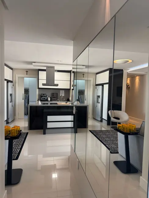 Apartamento com 2 quartos à venda e para alugar, 114m2 em Centro, Balneario Camboriu - SC - imagem 6 Foto 6 de Apartamento com 2 quartos à venda e para alugar, 114m2 em Centro, Balneario Camboriu - SC