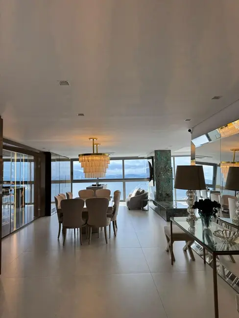 Apartamento com 2 quartos para alugar, 230m2 em Centro, Balneario Camboriu - SC - imagem 2 Foto 2 de Apartamento com 2 quartos para alugar, 230m2 em Centro, Balneario Camboriu - SC