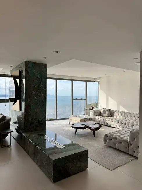 Apartamento com 2 quartos para alugar, 230m2 em Centro, Balneario Camboriu - SC - imagem 1 Foto 1 de Apartamento com 2 quartos para alugar, 230m2 em Centro, Balneario Camboriu - SC