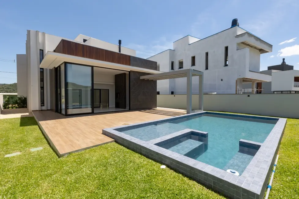 Foto 1 de Casa de Condomínio com 3 quartos à venda, 424m2 em Santa Regina, Camboriu - SC