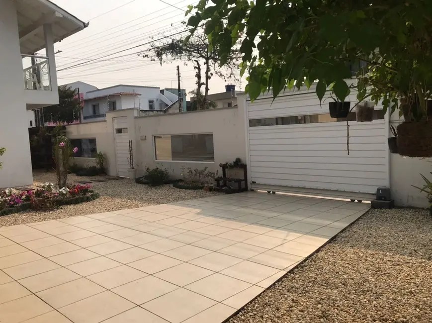 Casa com 3 quartos à venda, 330m2 em Centro, Balneario Camboriu - SC - imagem 4 Foto 4 de Casa com 3 quartos à venda, 330m2 em Centro, Balneario Camboriu - SC