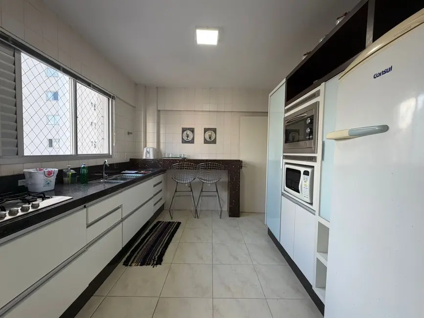 Apartamento com 3 quartos para alugar, 130m2 em Centro, Balneario Camboriu - SC - imagem 4 Foto 4 de Apartamento com 3 quartos para alugar, 130m2 em Centro, Balneario Camboriu - SC