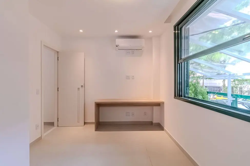 Apartamento com 1 quarto à venda, 36m2 em Copacabana, Rio De Janeiro - RJ - imagem 3 Foto 3 de Apartamento com 1 quarto à venda, 36m2 em Copacabana, Rio De Janeiro - RJ