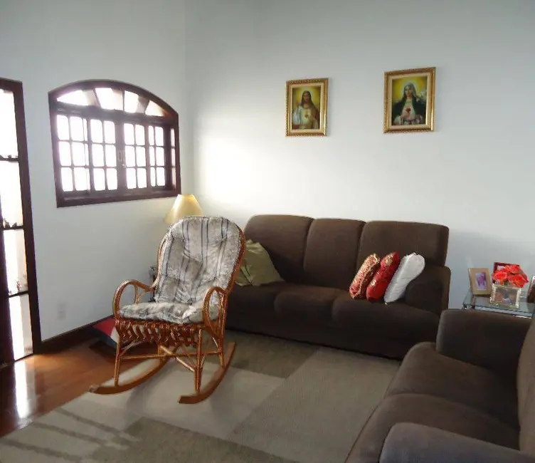 Foto 2 de Casa com 5 quartos à venda, 219m2 em Vila Comendador Rodrigues Alves, Guaratingueta - SP