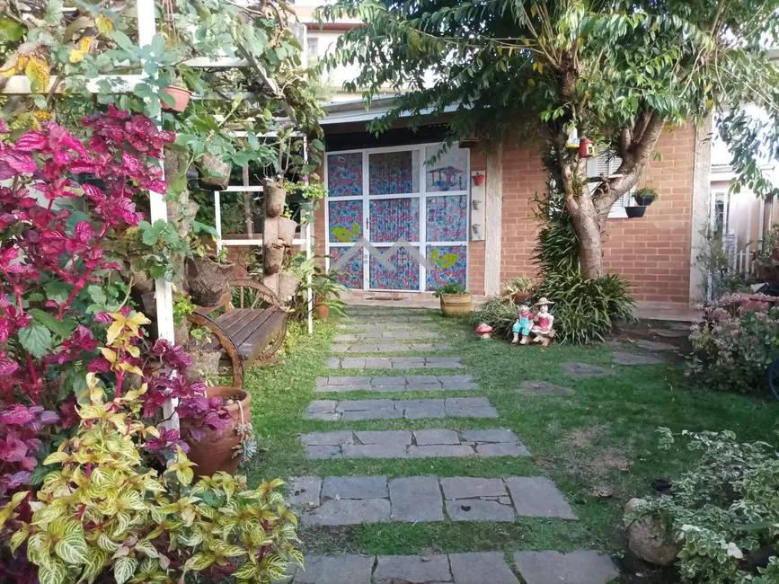 Casa com 5 quartos à venda, 350m2 em Campos Do Jordao - SP - imagem 3 Foto 3 de Casa com 5 quartos à venda, 350m2 em Campos Do Jordao - SP