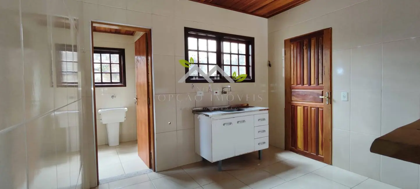 Casa com 3 quartos à venda, 400m2 em Campos Do Jordao - SP - imagem 4 Foto 4 de Casa com 3 quartos à venda, 400m2 em Campos Do Jordao - SP