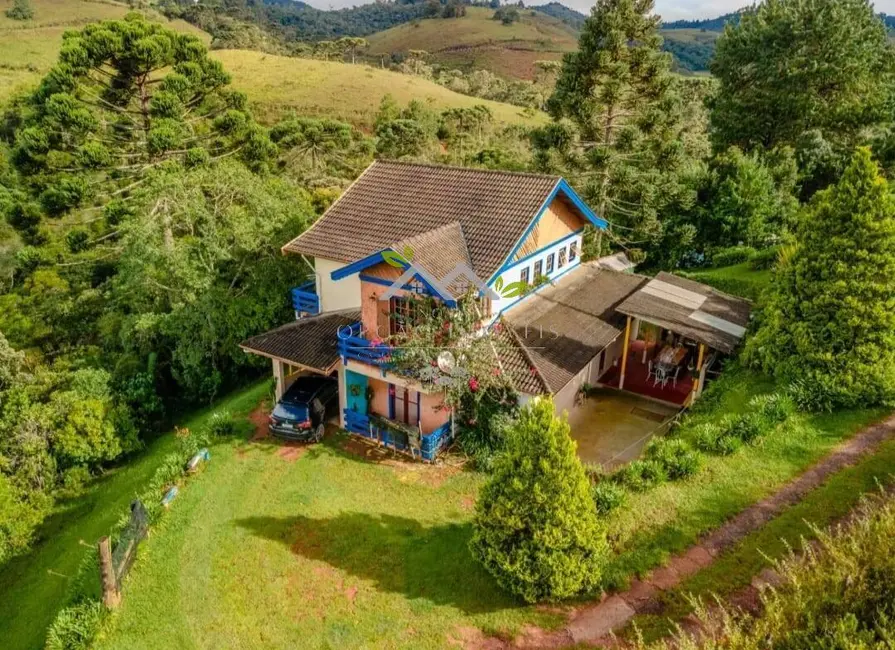 Foto 1 de Casa com 4 quartos à venda, 200m2 em Campos Do Jordao - SP