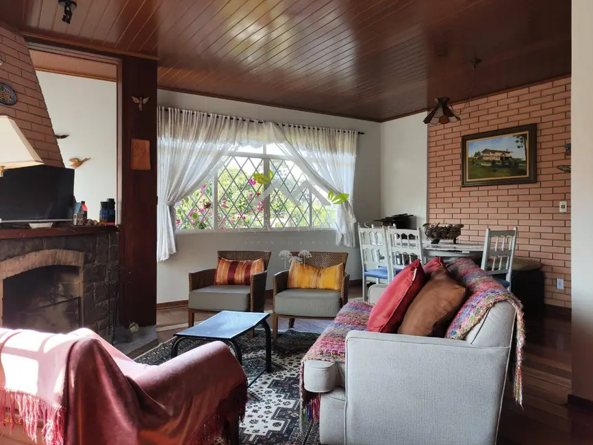 Foto 4 de Casa com 4 quartos à venda, 170m2 em Campos Do Jordao - SP