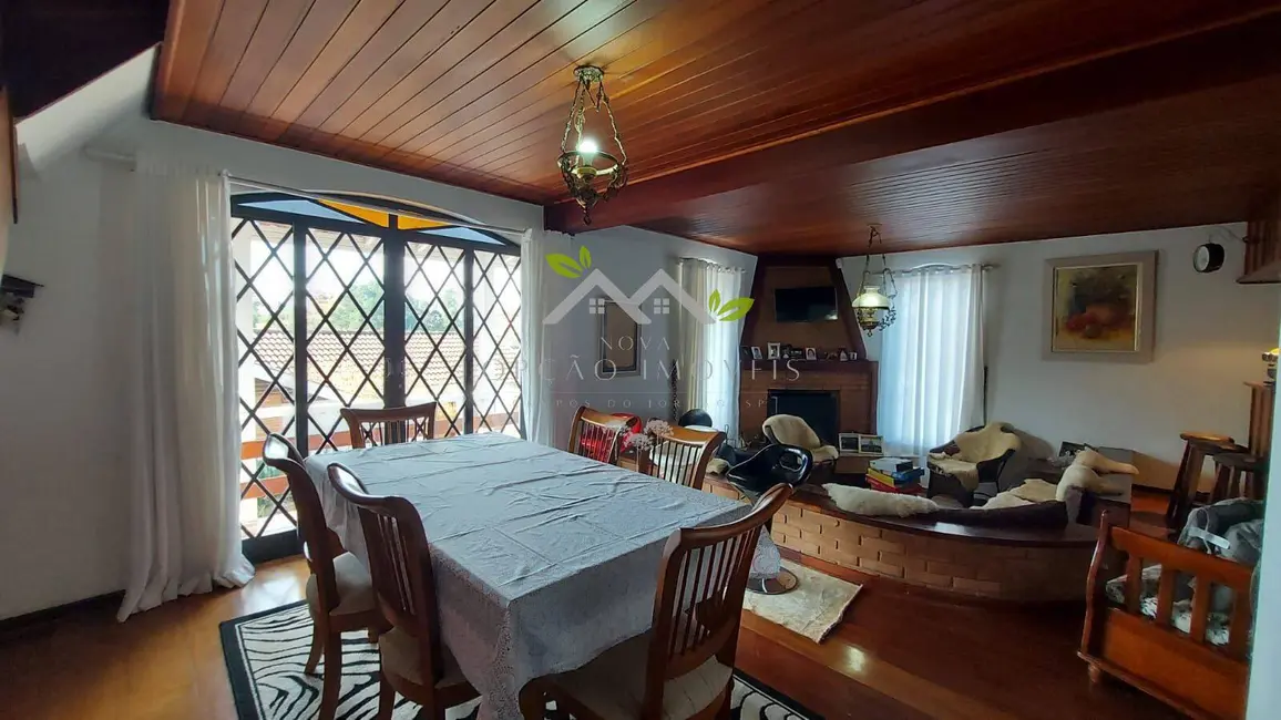 Casa com 3 quartos à venda, 305m2 em Campos Do Jordao - SP - imagem 6 Foto 6 de Casa com 3 quartos à venda, 305m2 em Campos Do Jordao - SP