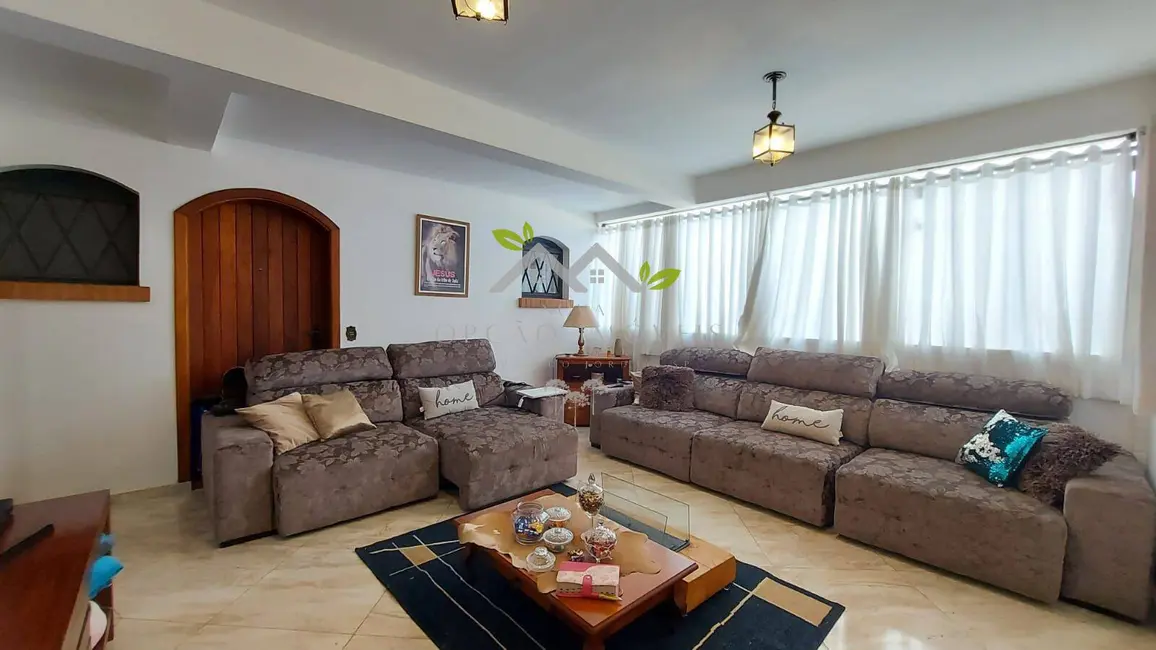 Casa com 3 quartos à venda, 305m2 em Campos Do Jordao - SP - imagem 3 Foto 3 de Casa com 3 quartos à venda, 305m2 em Campos Do Jordao - SP