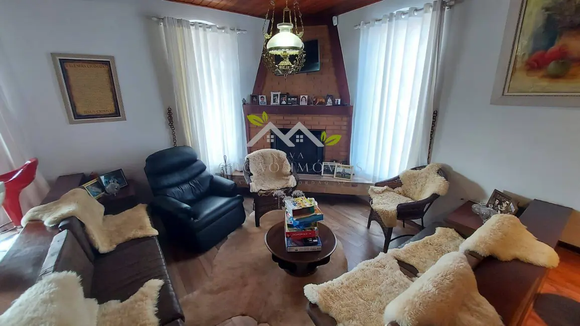 Casa com 3 quartos à venda, 305m2 em Campos Do Jordao - SP - imagem 5 Foto 5 de Casa com 3 quartos à venda, 305m2 em Campos Do Jordao - SP