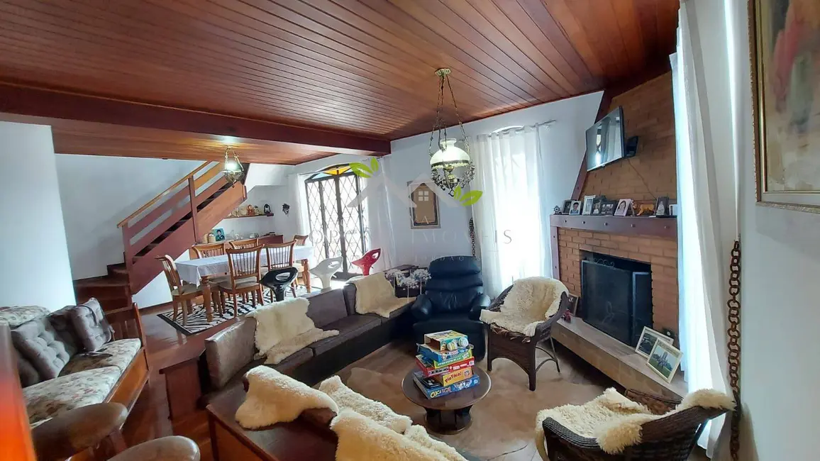 Casa com 3 quartos à venda, 305m2 em Campos Do Jordao - SP - imagem 4 Foto 4 de Casa com 3 quartos à venda, 305m2 em Campos Do Jordao - SP