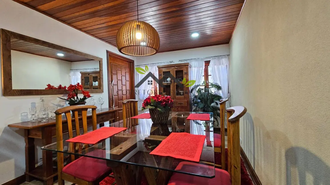 Foto 3 de Casa com 2 quartos à venda, 142m2 em Campos Do Jordao - SP