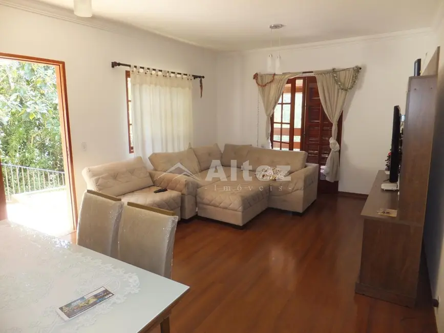 Foto 1 de Casa com 3 quartos à venda, 208m2 em Albuquerque, Teresopolis - RJ