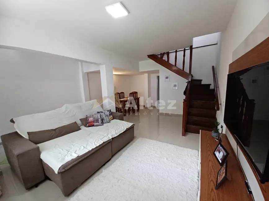 Foto 2 de Casa com 3 quartos à venda, 300m2 em Granja Guarani, Teresopolis - RJ