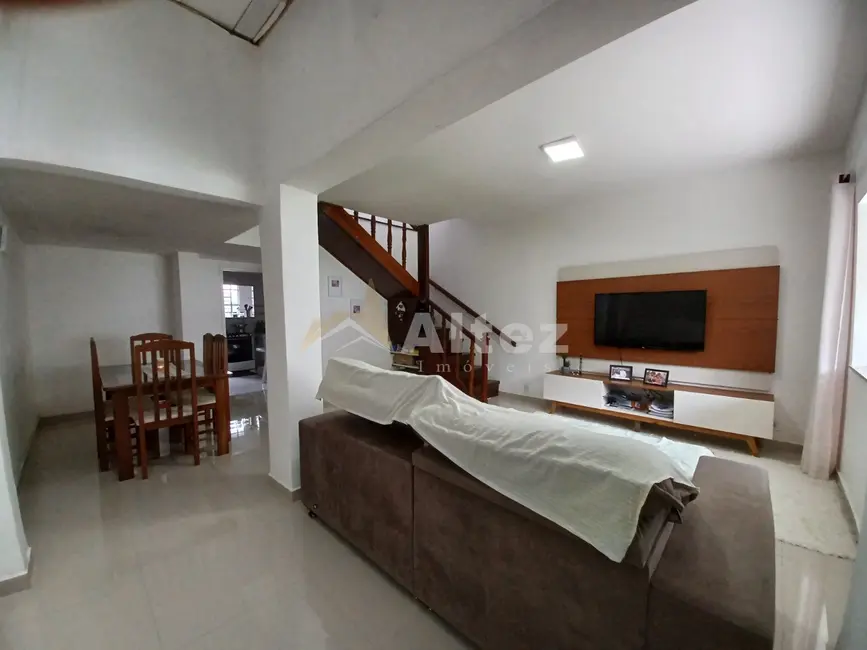 Foto 4 de Casa com 3 quartos à venda, 300m2 em Granja Guarani, Teresopolis - RJ