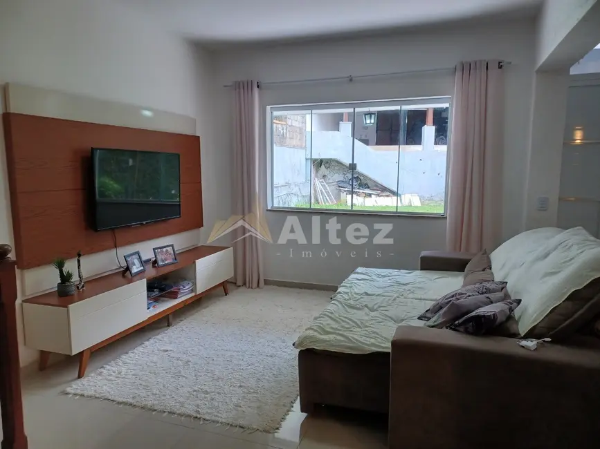 Foto 3 de Casa com 3 quartos à venda, 300m2 em Granja Guarani, Teresopolis - RJ