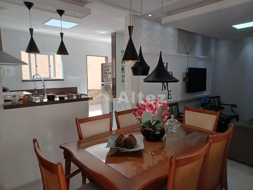 Casa de Condomínio com 2 quartos à venda, 110m2 em Parque do Imbui, Teresopolis - RJ - imagem 2 Foto 2 de Casa de Condomínio com 2 quartos à venda, 110m2 em Parque do Imbui, Teresopolis - RJ