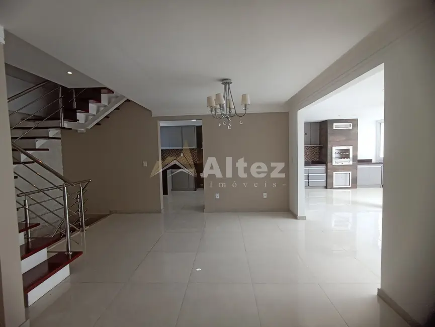 Foto 1 de Casa de Condomínio com 4 quartos à venda, 233m2 em Teresopolis - RJ