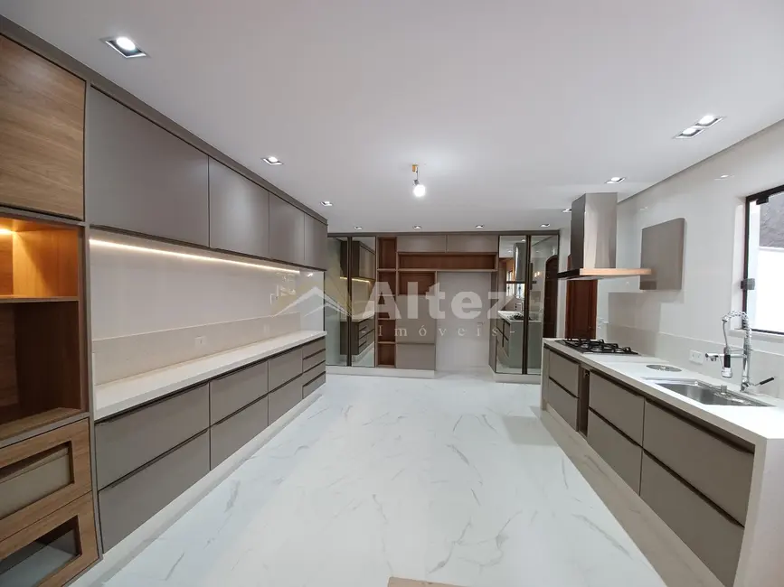 Casa com 4 quartos à venda, 600m2 em Parque São Luiz, Teresopolis - RJ - imagem 6 Foto 6 de Casa com 4 quartos à venda, 600m2 em Parque São Luiz, Teresopolis - RJ