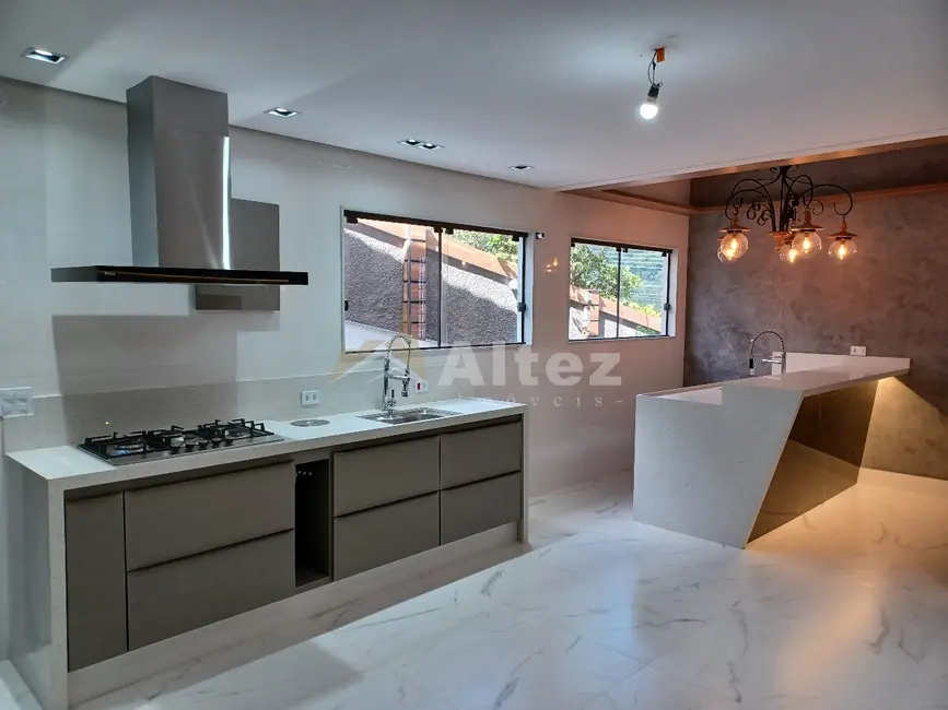Casa com 4 quartos à venda, 600m2 em Parque São Luiz, Teresopolis - RJ - imagem 7 Foto 7 de Casa com 4 quartos à venda, 600m2 em Parque São Luiz, Teresopolis - RJ