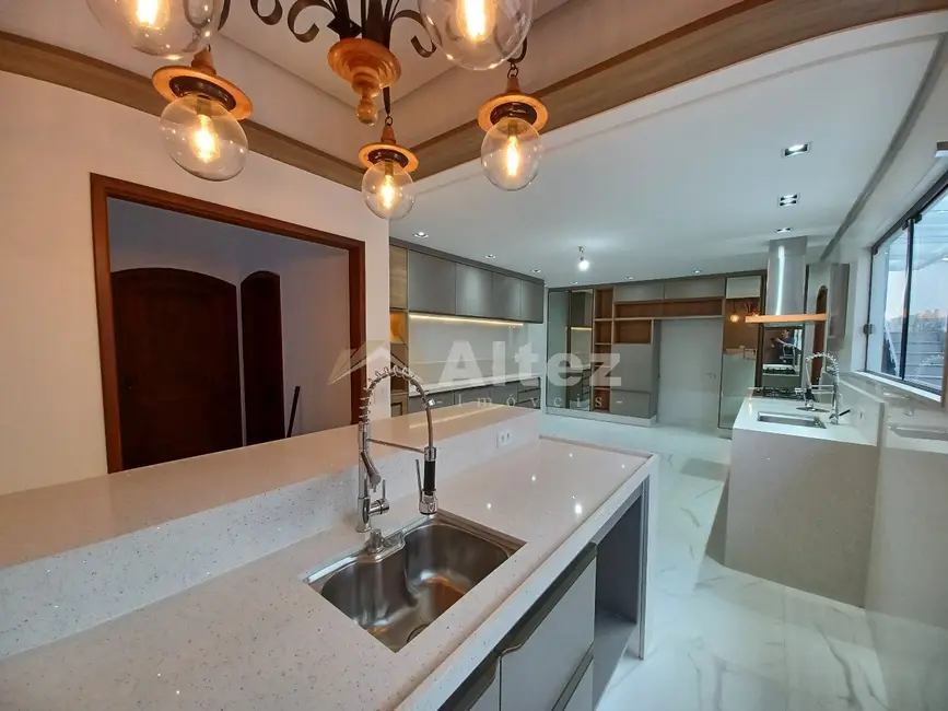 Casa com 4 quartos à venda, 600m2 em Parque São Luiz, Teresopolis - RJ - imagem 5 Foto 5 de Casa com 4 quartos à venda, 600m2 em Parque São Luiz, Teresopolis - RJ