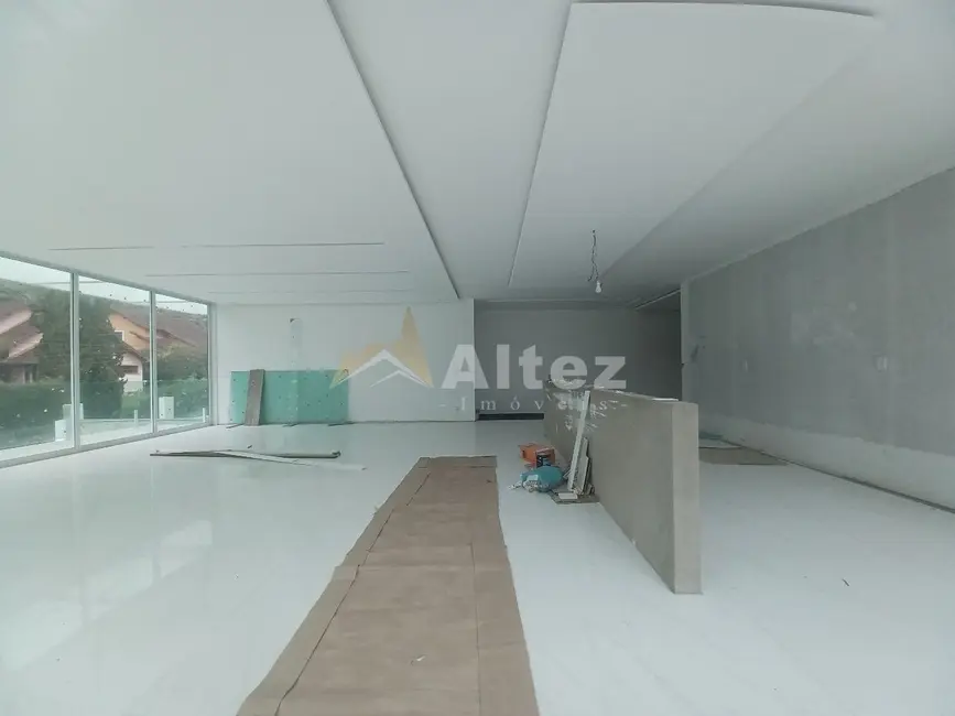 Casa com 3 quartos à venda, 550m2 em Parque do Ingá, Teresopolis - RJ - imagem 4 Foto 4 de Casa com 3 quartos à venda, 550m2 em Parque do Ingá, Teresopolis - RJ