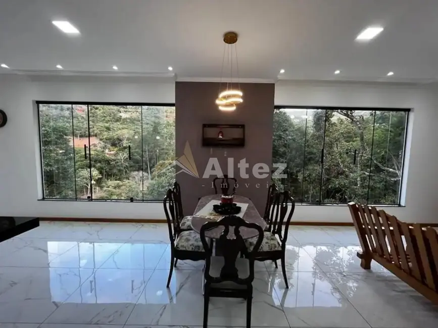 Foto 3 de Casa com 3 quartos à venda, 1000m2 em Albuquerque, Teresopolis - RJ