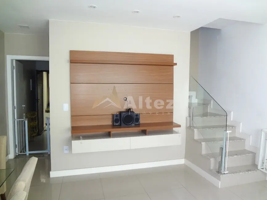 Foto 2 de Casa de Condomínio com 2 quartos à venda, 117m2 em Iucas, Teresopolis - RJ