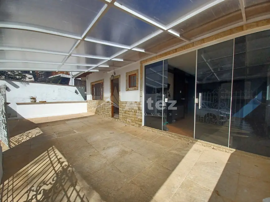 Foto 2 de Casa com 4 quartos à venda, 225m2 em Santa Cecília, Teresopolis - RJ