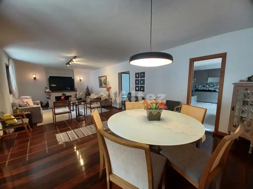 Foto 1 de Casa com 7 quartos à venda, 290m2 em Teresopolis - RJ