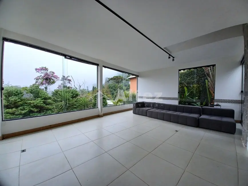 Casa com 3 quartos à venda, 408m2 em Soberbo, Teresopolis - RJ - imagem 1 Foto 1 de Casa com 3 quartos à venda, 408m2 em Soberbo, Teresopolis - RJ