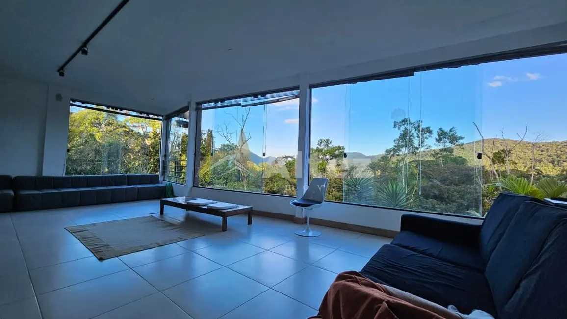 Casa com 3 quartos à venda, 408m2 em Soberbo, Teresopolis - RJ - imagem 4 Foto 4 de Casa com 3 quartos à venda, 408m2 em Soberbo, Teresopolis - RJ