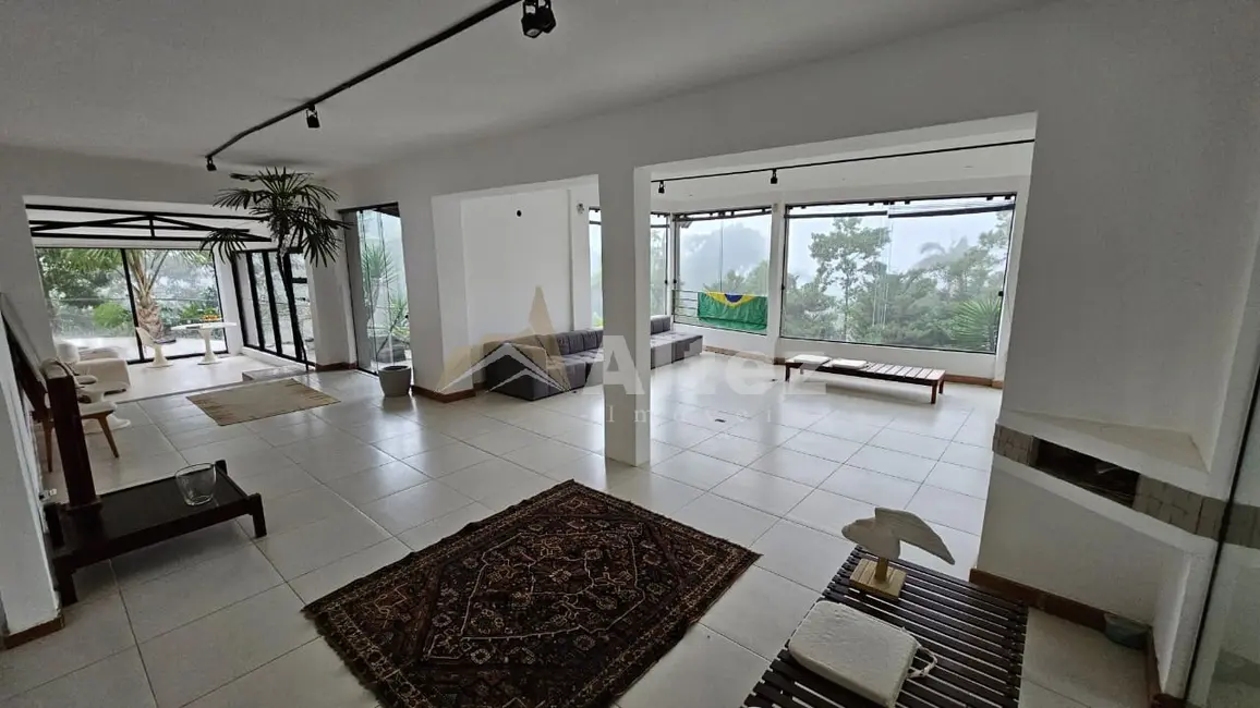 Casa com 3 quartos à venda, 408m2 em Soberbo, Teresopolis - RJ - imagem 3 Foto 3 de Casa com 3 quartos à venda, 408m2 em Soberbo, Teresopolis - RJ