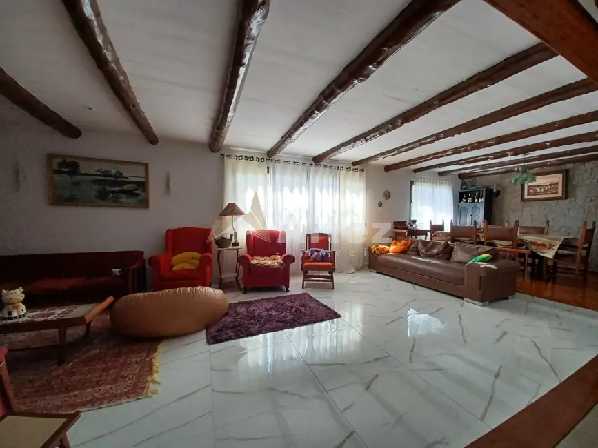 Foto 3 de Casa com 5 quartos à venda, 1100m2 em Jardim Meudon, Teresopolis - RJ