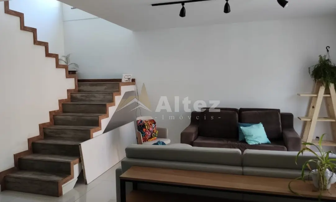 Foto 2 de Casa de Condomínio com 4 quartos à venda, 350m2 em Agriões, Teresopolis - RJ