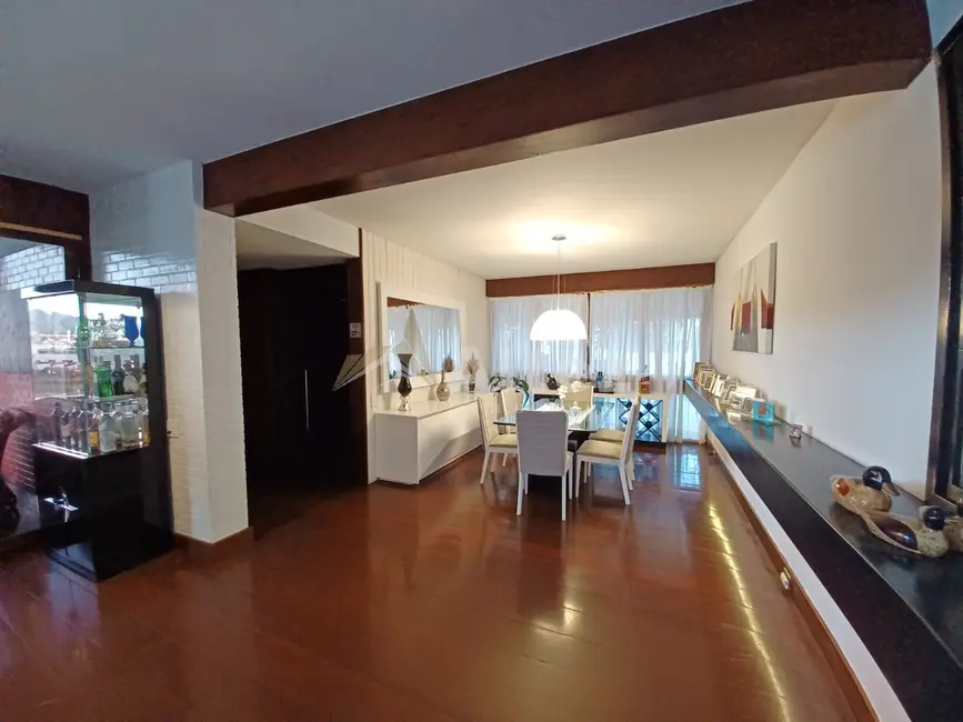 Casa com 5 quartos à venda, 333m2 em Alto, Teresopolis - RJ - imagem 7 Foto 7 de Casa com 5 quartos à venda, 333m2 em Alto, Teresopolis - RJ