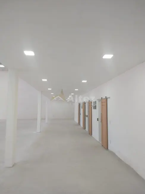 Armazém / Galpão à venda, 675m2 em Cidade Jardim Guapimirim, Guapimirim - RJ - imagem 5 Foto 5 de Armazém / Galpão à venda, 675m2 em Cidade Jardim Guapimirim, Guapimirim - RJ