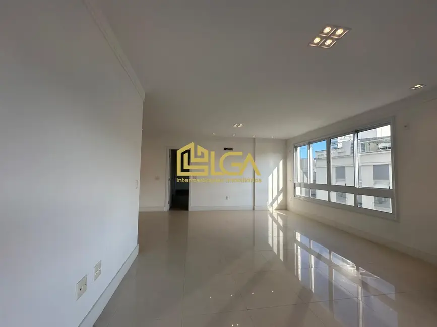 Apartamento com 4 quartos para alugar, 220m2 em Pompéia, Santos - SP - imagem 6 Foto 6 de Apartamento com 4 quartos para alugar, 220m2 em Pompéia, Santos - SP