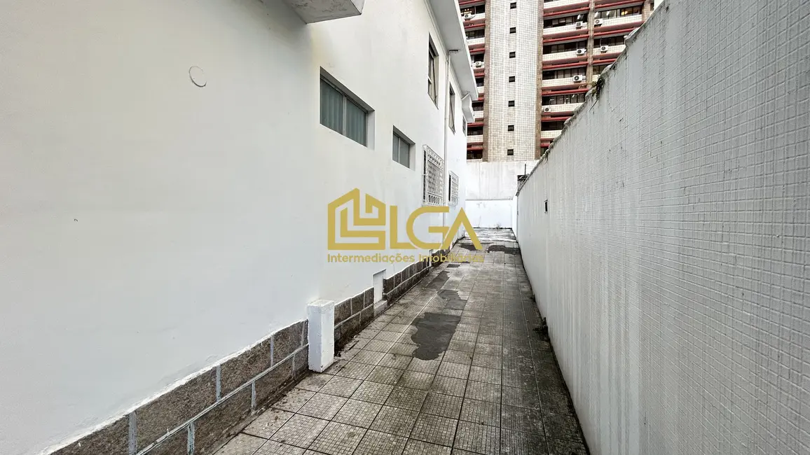 Casa com 6 quartos para alugar, 200m2 em Gonzaga, Santos - SP - imagem 3 Foto 3 de Casa com 6 quartos para alugar, 200m2 em Gonzaga, Santos - SP