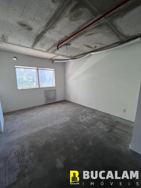 Foto 4 de Sala Comercial para alugar, 28m2 em Jardim Henriqueta, Taboao Da Serra - SP