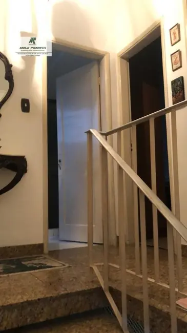 Casa com 3 quartos à venda e para alugar, 333m2 em Gonzaga, Santos - SP - imagem 4 Foto 4 de Casa com 3 quartos à venda e para alugar, 333m2 em Gonzaga, Santos - SP