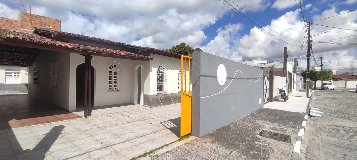 Foto 1 de Casa com 3 quartos à venda em Capuchinhos, Feira De Santana - BA