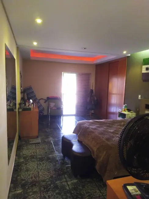 Sobrado com 3 quartos à venda, 280m2 em Parque Santa Teresa, Carapicuiba - SP - imagem 3 Foto 3 de Sobrado com 3 quartos à venda, 280m2 em Parque Santa Teresa, Carapicuiba - SP