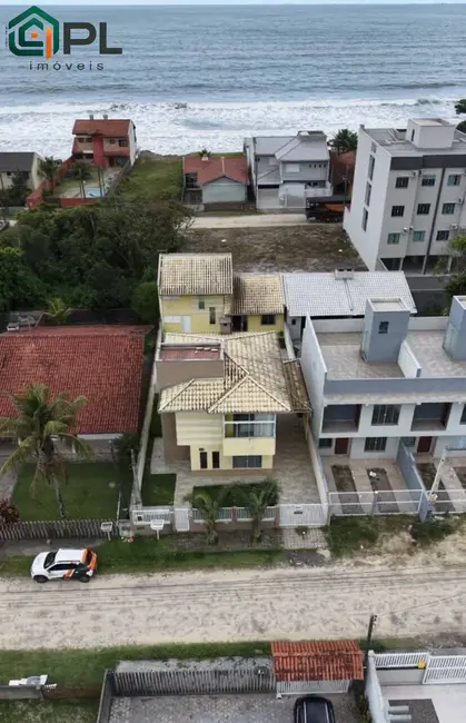 Foto 2 de Sobrado com 3 quartos à venda, 360m2 em Itapoa - SC