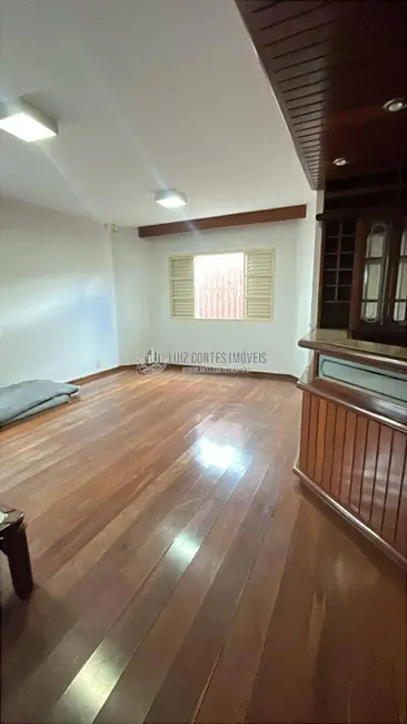 Casa com 4 quartos à venda, 360m2 em Saraiva, Uberlandia - MG - imagem 3 Foto 3 de Casa com 4 quartos à venda, 360m2 em Saraiva, Uberlandia - MG