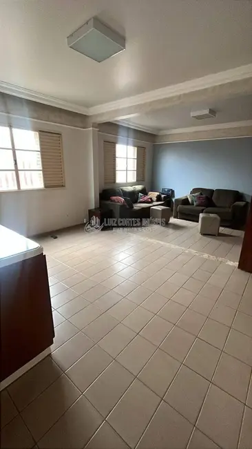Casa com 4 quartos à venda, 360m2 em Saraiva, Uberlandia - MG - imagem 4 Foto 4 de Casa com 4 quartos à venda, 360m2 em Saraiva, Uberlandia - MG